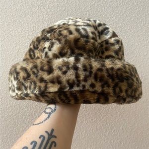 FLUFFY LEOPARD HAT